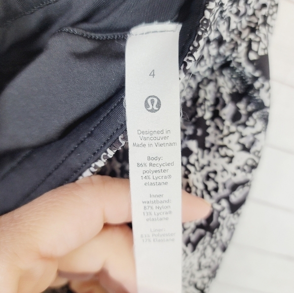 Lululemon Tracker Short V 4" Inch Sporadic Black Rhino Grey, sz 4 - Picture 7 of 7